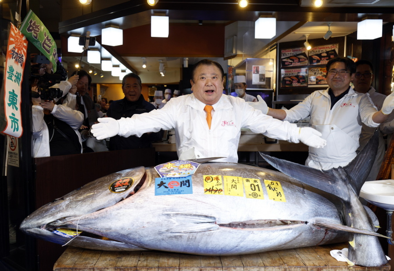 ΦΩΤΟ: Τόνος πουλήθηκε σε τιμή ρεκόρ 2,7 εκατομμύρια ευρώ στο Τόκιο