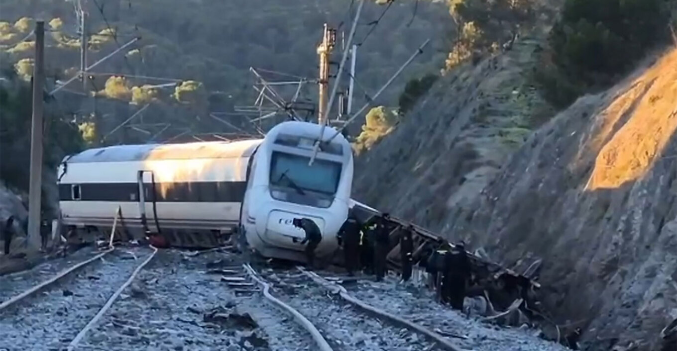 Συγκλονιστικά βίντεο από drone δείχνουν το μέγεθος της σιδηροδρομικής τραγωδίας στην Ισπανία
