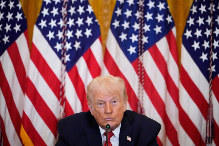 Ο Τραμπ αυξάνει στο 25% τους δασμούς σε εισαγωγές από Νότια Κορέα