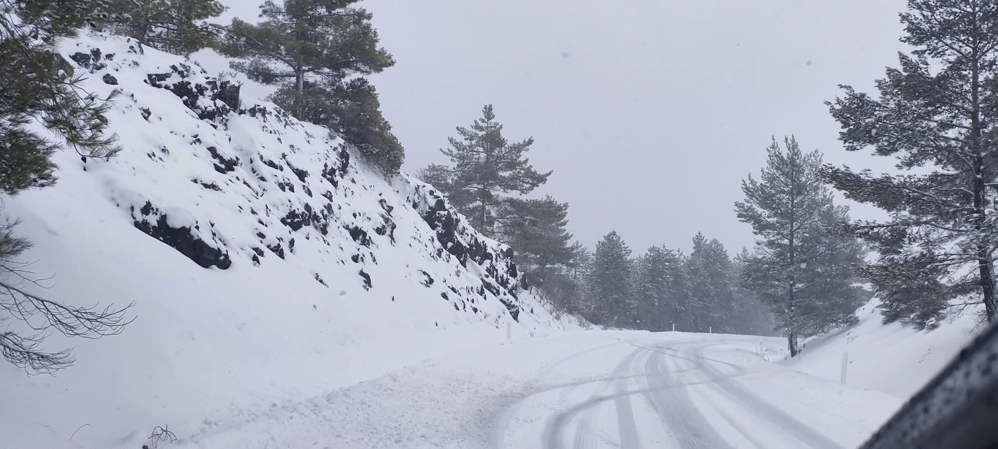 Ακινητοποιημένα οχήματα λόγω παγετού και κατολισθήσεις βραχών, οι δρόμοι που επηρεάζονται