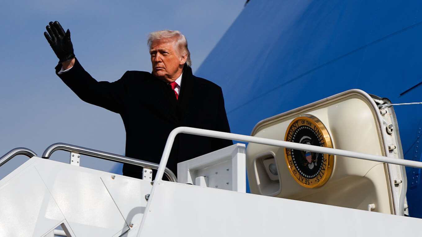 Έφτασε στην Ελβετία ο Τραμπ, στη σκιά της διεκδίκησης της Γροιλανδίας