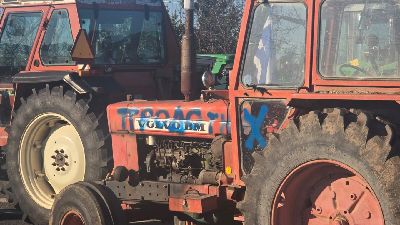 «Προδότες»: Βανδάλισαν τρακτέρ αγροτών που πήγαν στη συνάντηση με τον Μητσοτάκη