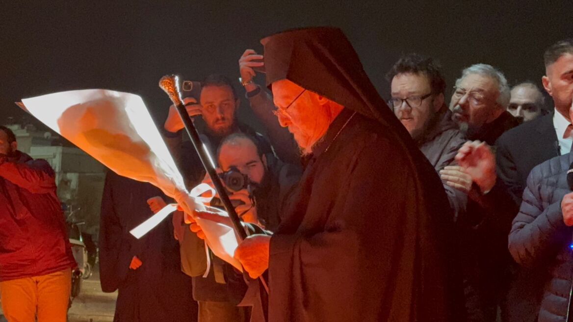 Λουλούδια στο γήπεδο του ΠΑΟΚ στη μνήμη των θυμάτων άφησε ο Βαρθολομαίος