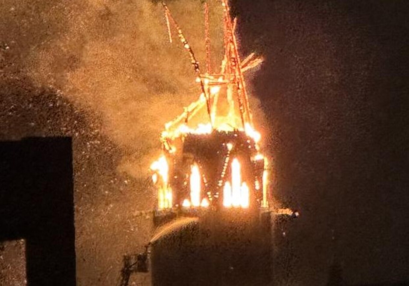 ΒΙΝΤΕΟ: Κατέρρευσε μέσα σε φλόγες ο πύργος ιστορικής εκκλησίας στο Άμστερνταμ