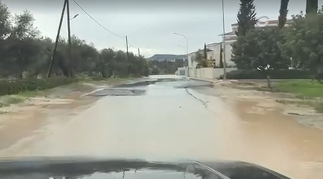 Στο έλεος της κακοκαιρίας: «Ποτάμια» οι δρόμοι σε διάφορες περιοχές της Κύπρου (ΒΙΝΤΕΟ)