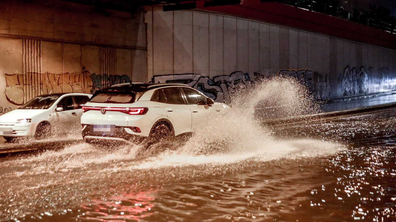 Φονική κακοκαιρία στην Ελλάδα: Νεκρή γυναίκα που καταπλακώθηκε από όχημα που παρέσυραν ορμητικά νερά