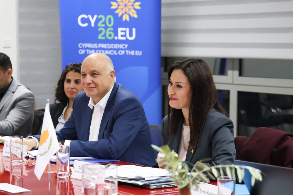 &Delta;&rho;ά&sigma;&epsilon;&iota;&sigmaf; &epsilon;&nu;&tau;ό&sigmaf; &Alpha;&pi;&rho;&iota;&lambda;ί&omicron;&upsilon; &gamma;&iota;&alpha; &tau;&omicron; &kappa;έ&nu;&tau;&rho;&omicron; &tau;&eta;&sigmaf; &Epsilon;&Epsilon; &sigma;&tau;&eta;&nu; &Kappa;ύ&pi;&rho;&omicron; &gamma;&iota;&alpha; &alpha;&nu;&tau;&iota;&mu;&epsilon;&tau;ώ&pi;&iota;&sigma;&eta; &pi;&upsilon;&rho;&kappa;&alpha;&gamma;&iota;ώ&nu;