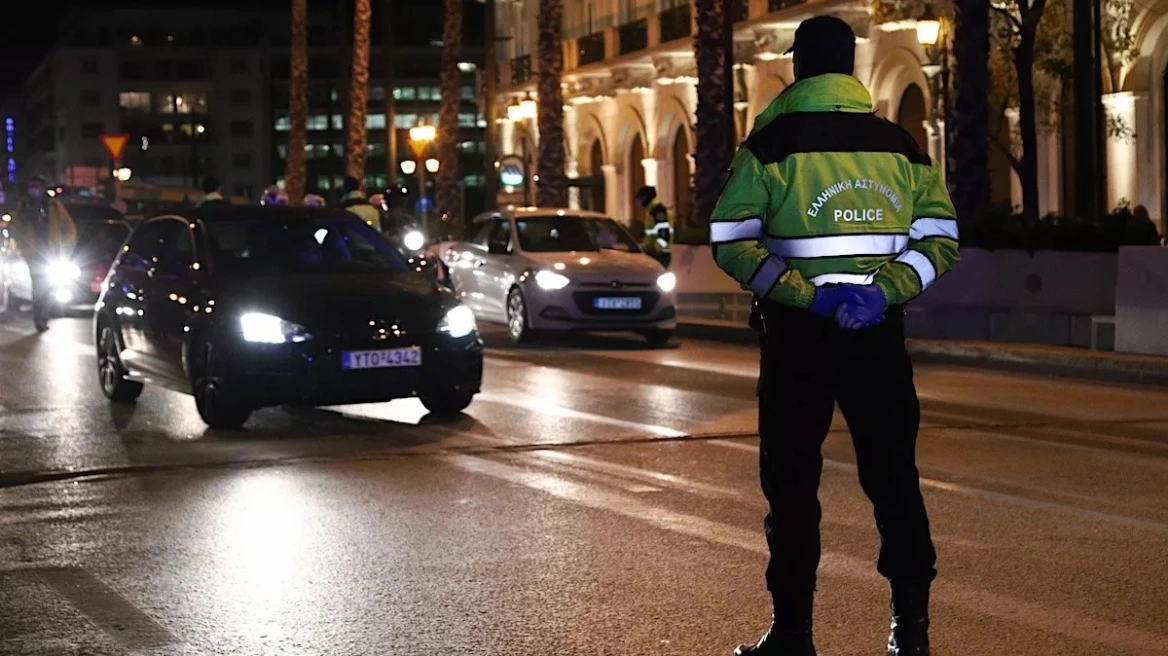 Μεθυσμένη οδηγός στο Μαρούσι χτύπησε σταθμευμένο αυτοκίνητο, προκάλεσε ζημιές σε άλλα τέσσερα οχήματα