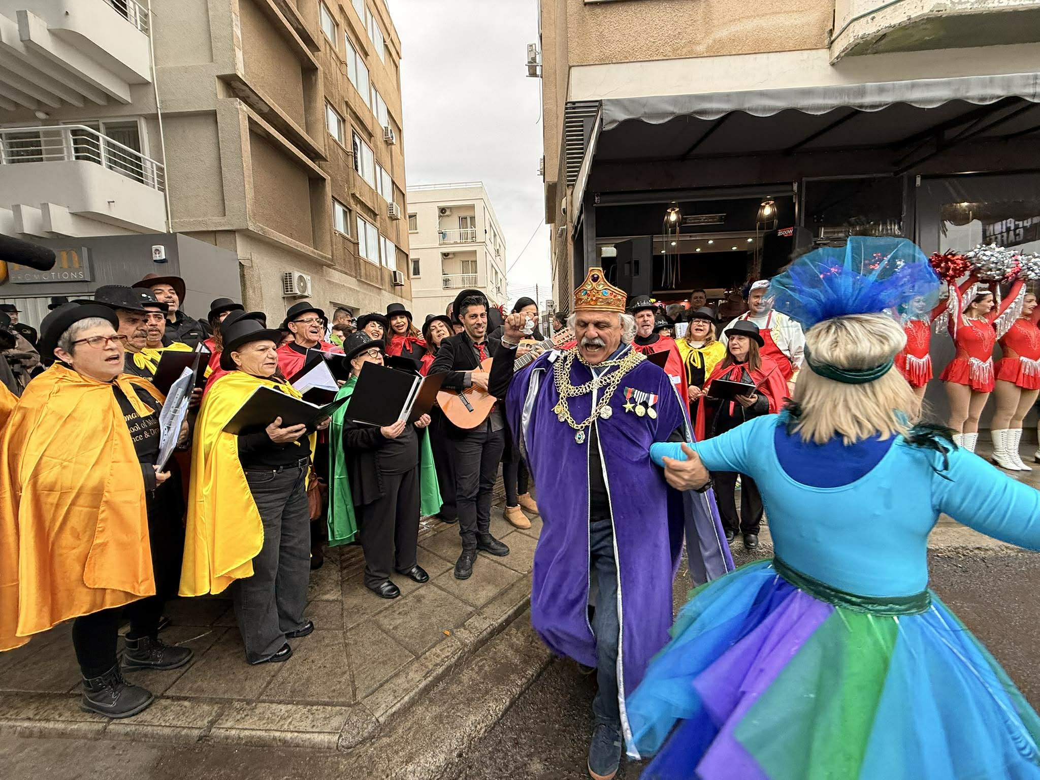 ΒΙΝΤΕΟ&ΦΩΤΟ: Τσίκνισμα, γλέντι και χορός απ’ άκρη σ’ άκρη στη Λεμεσό