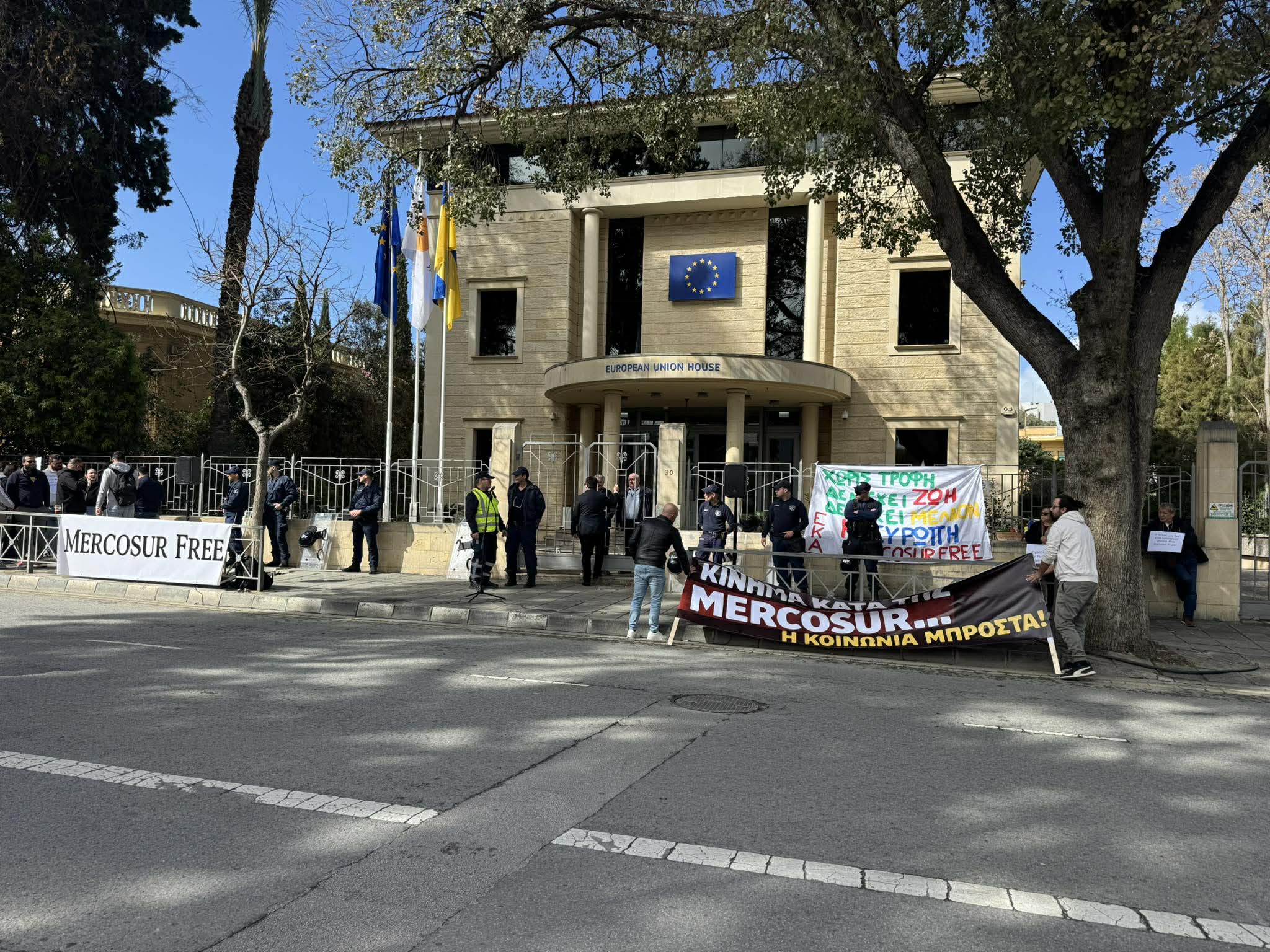 ΦΩΤΟ: Με πανό έξω άπο το Σπίτι της Ευρώπης κατά της συμφωνίας ΕΕ-Mercosur