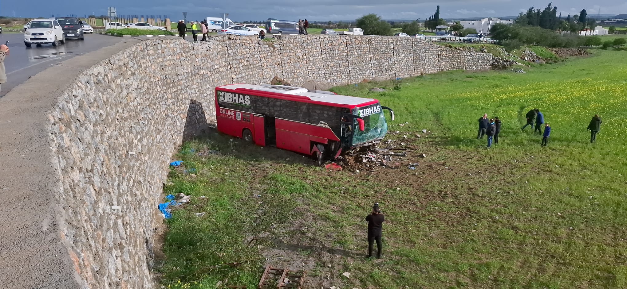 ΦΩΤΟ: Τρομακτικό τροχαίο με λεωφορείο στα κατεχόμενα, έπεσε από ύψος έξι μέτρων