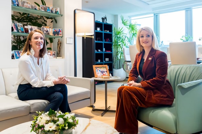 &Sigma;&upsilon;&nu;ά&nu;&tau;&eta;&sigma;&epsilon; &tau;&eta; &Mu;έ&tau;&sigma;&omicron;&lambda;&alpha; &eta; &Pi;&tau;&Beta;, &sigma;&tau;&omicron; &epsilon;&pi;ί&kappa;&epsilon;&nu;&tau;&rho;&omicron; &kappa;&alpha;&iota; &tau;&omicron; &Kappa;&upsilon;&pi;&rho;&iota;&alpha;&kappa;ό