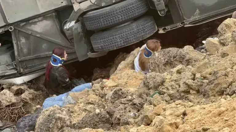 ΦΩΤΟ: Δύο τροχαία στην Αττάλεια με δεκαέξι νεκρούς και 30 τραυματίες