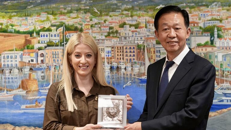 Αυτά τα δώρα πήρε η Αννίτα ως Πρόεδρος της Βουλής