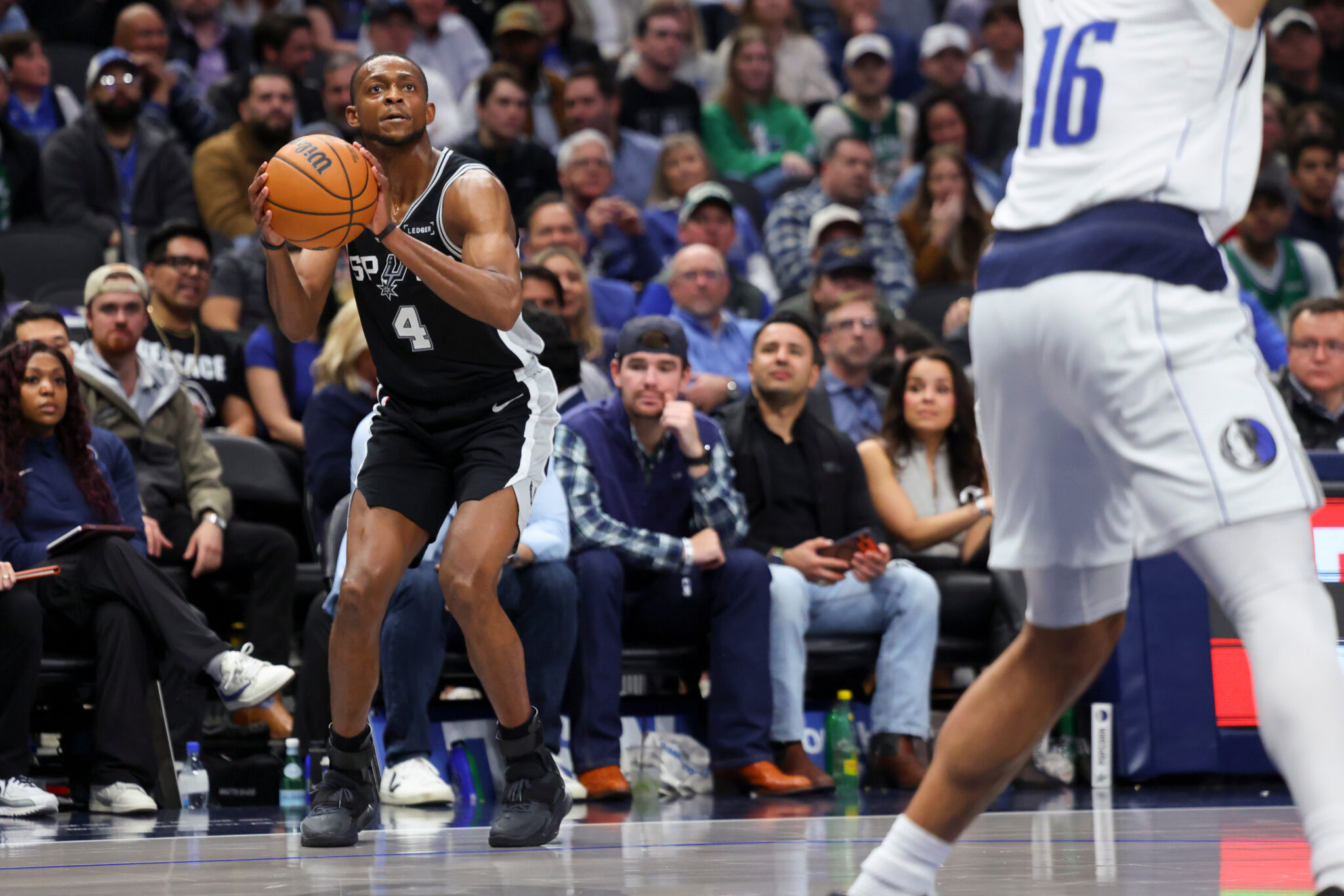 Πήραν το ντέρμπι του Τέξας οι Σπερς, νίκησαν τους Σίξερς αλλά έχασαν Ντόντσιτς οι Λέικερς