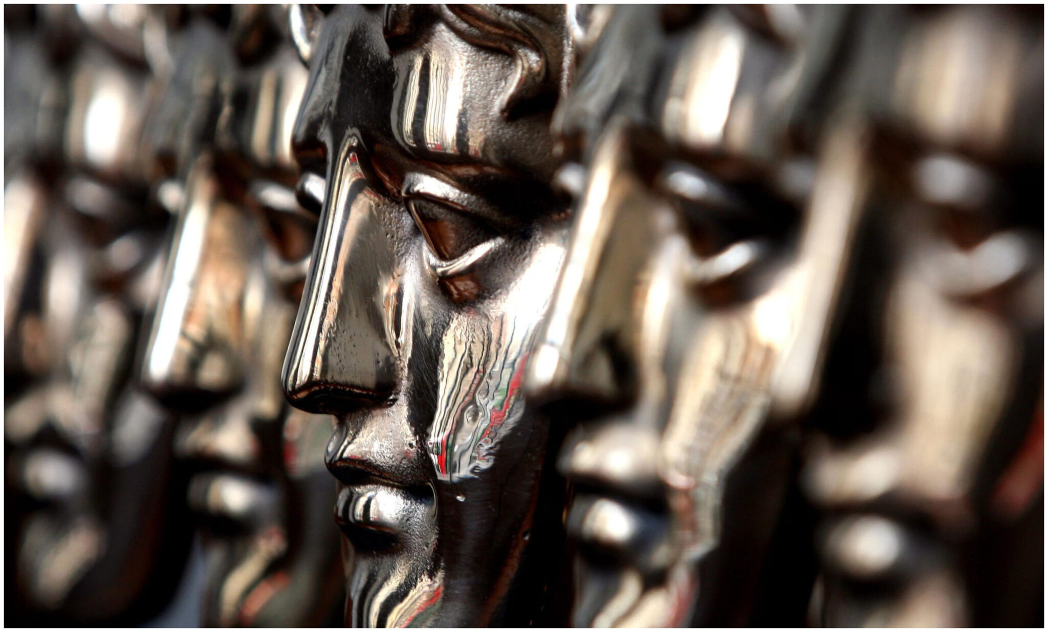 Αυτή είναι η πασίγνωστη Ελληνίδα ηθοποιός που περπάτησε το κόκκινο χαλί των BAFTAs (ΦΩΤΟ)