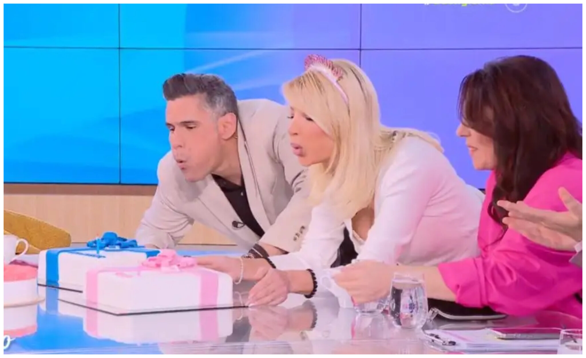 Γενέθλια-έκπληξη στο πλατό για τη Φαίη Σκορδά και τον Δημήτρη Ουγγαρέζο