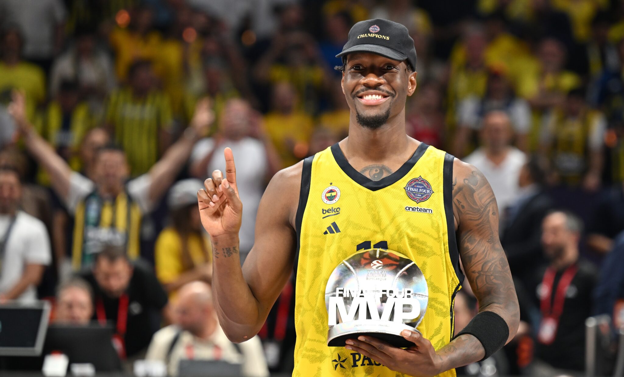 «Η Φενέρμπαχτσε κατέθεσε πρόταση για Χέιζ-Ντέιβις, αλλά οι άλλες δύο προσφορές είναι υψηλότερες»