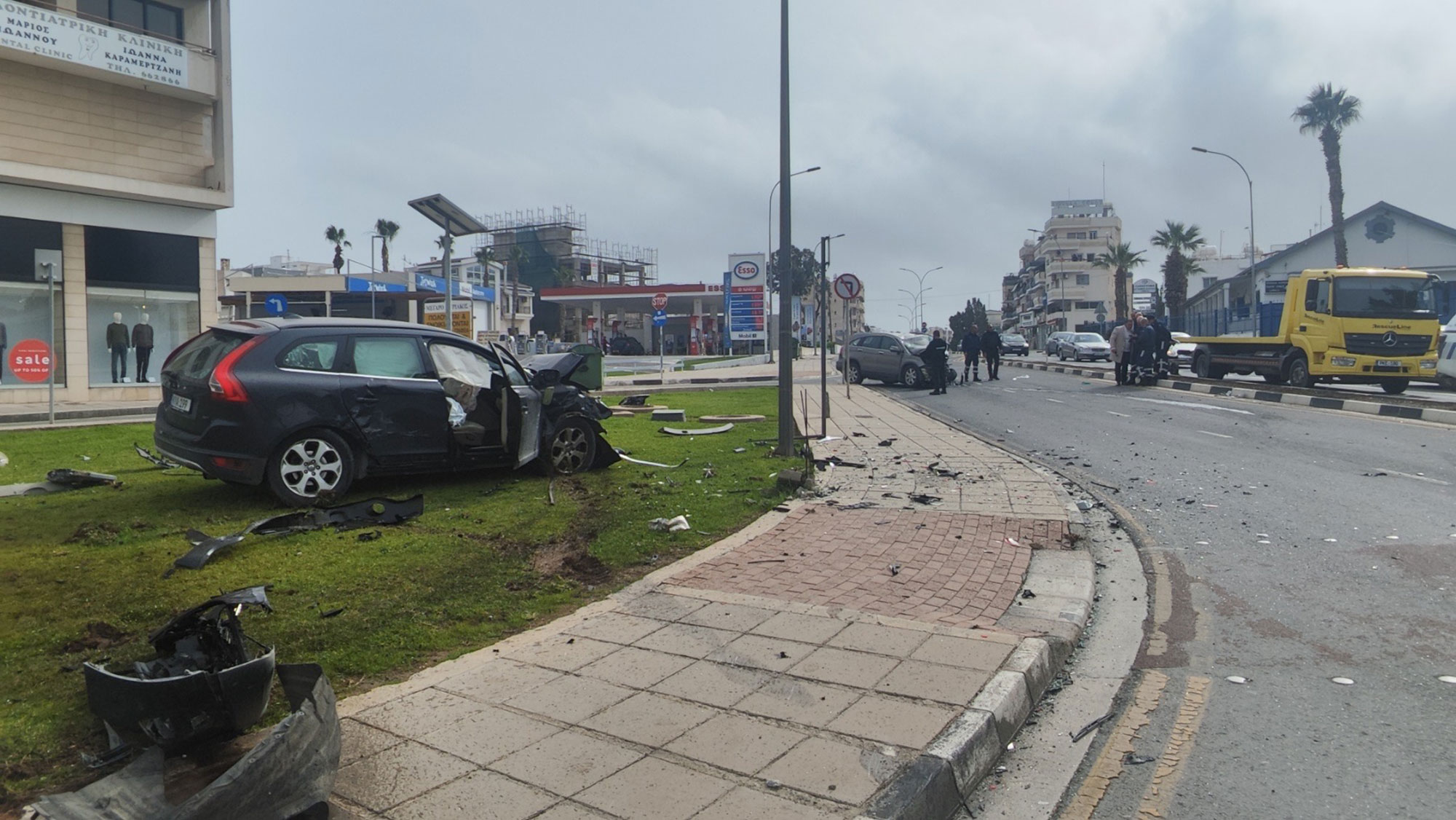ΦΩΤΟ: Διαλύθηκαν και τα δύο οχήματα μετά τη σφοδρή σύγκρουση στη Λάρνακα