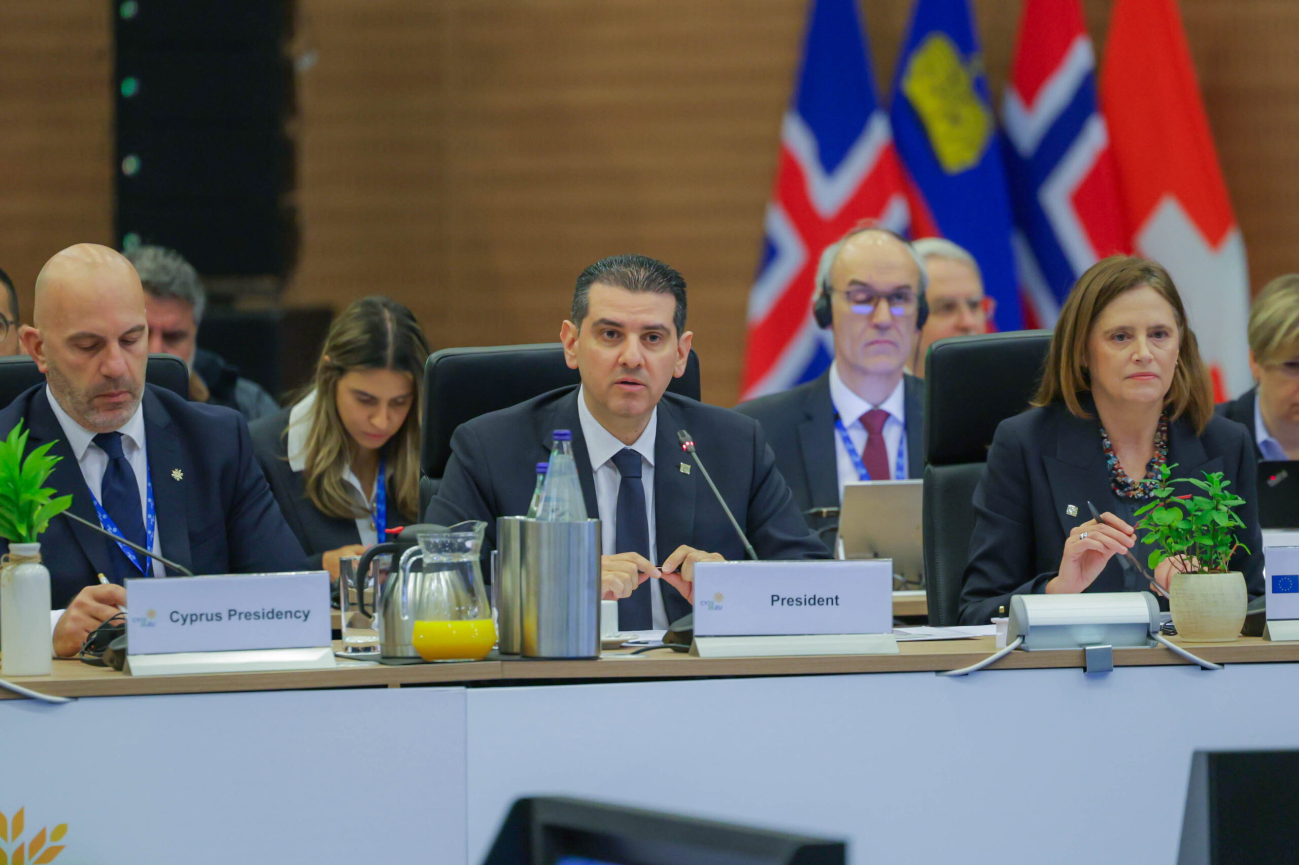 &Alpha;&pi;&alpha;&rho;&alpha;ί&tau;&eta;&tau;&eta; &eta; &Epsilon;&nu;&iota;&alpha;ί&alpha; &Alpha;&gamma;&omicron;&rho;ά &gamma;&iota;&alpha; &tau;&eta; &sigma;ύ&nu;&delta;&epsilon;&sigma;&eta; έ&rho;&epsilon;&upsilon;&nu;&alpha;&sigmaf;-&pi;&alpha;&rho;&alpha;&gamma;&omega;&gamma;ή&sigmaf; &sigma;&tau;&eta;&nu; ά&mu;&upsilon;&nu;&alpha;