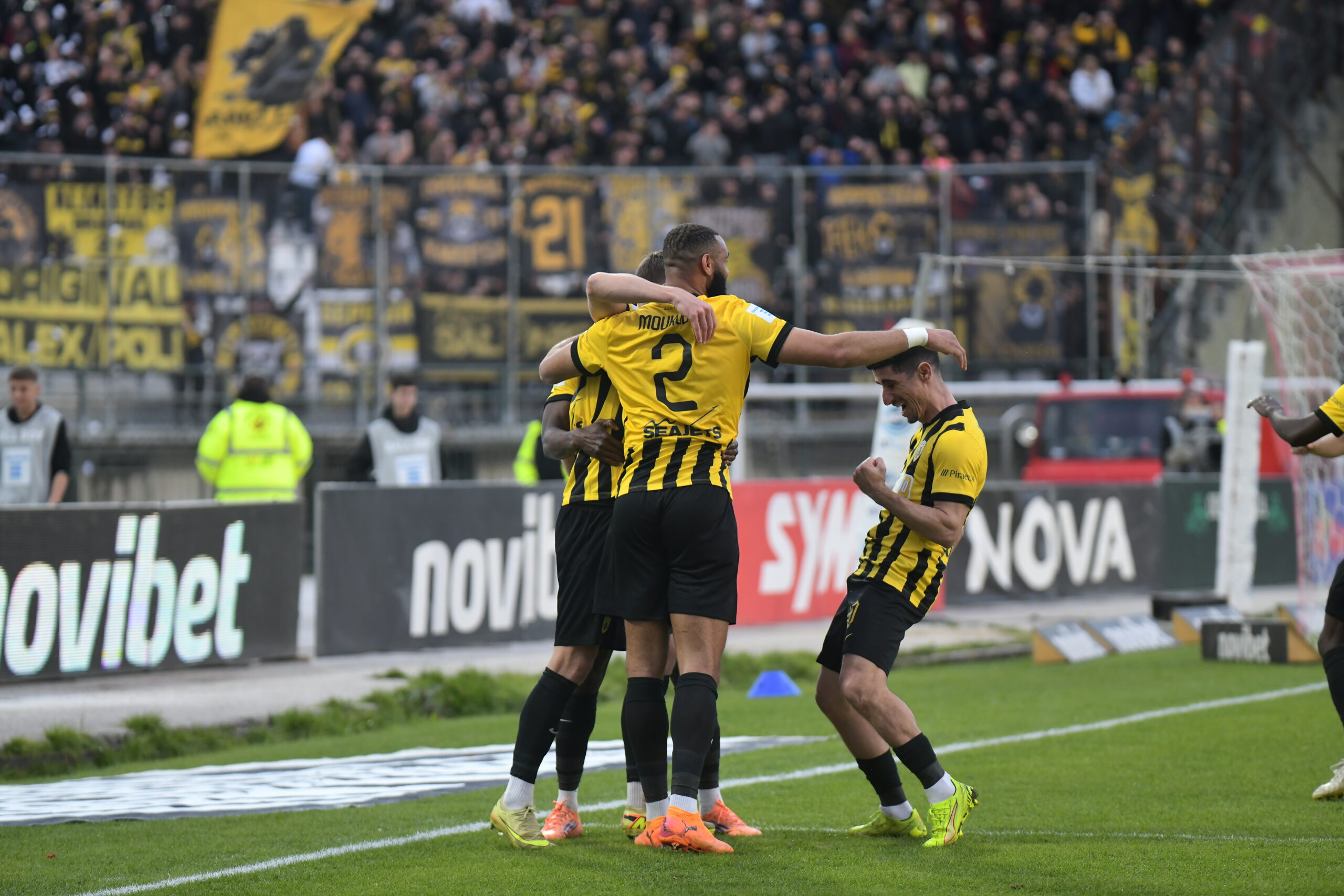 ΑΕΚ… απόλαυση στην κορυφή με όργια Βάργκα και τώρα περιμένει δώρα