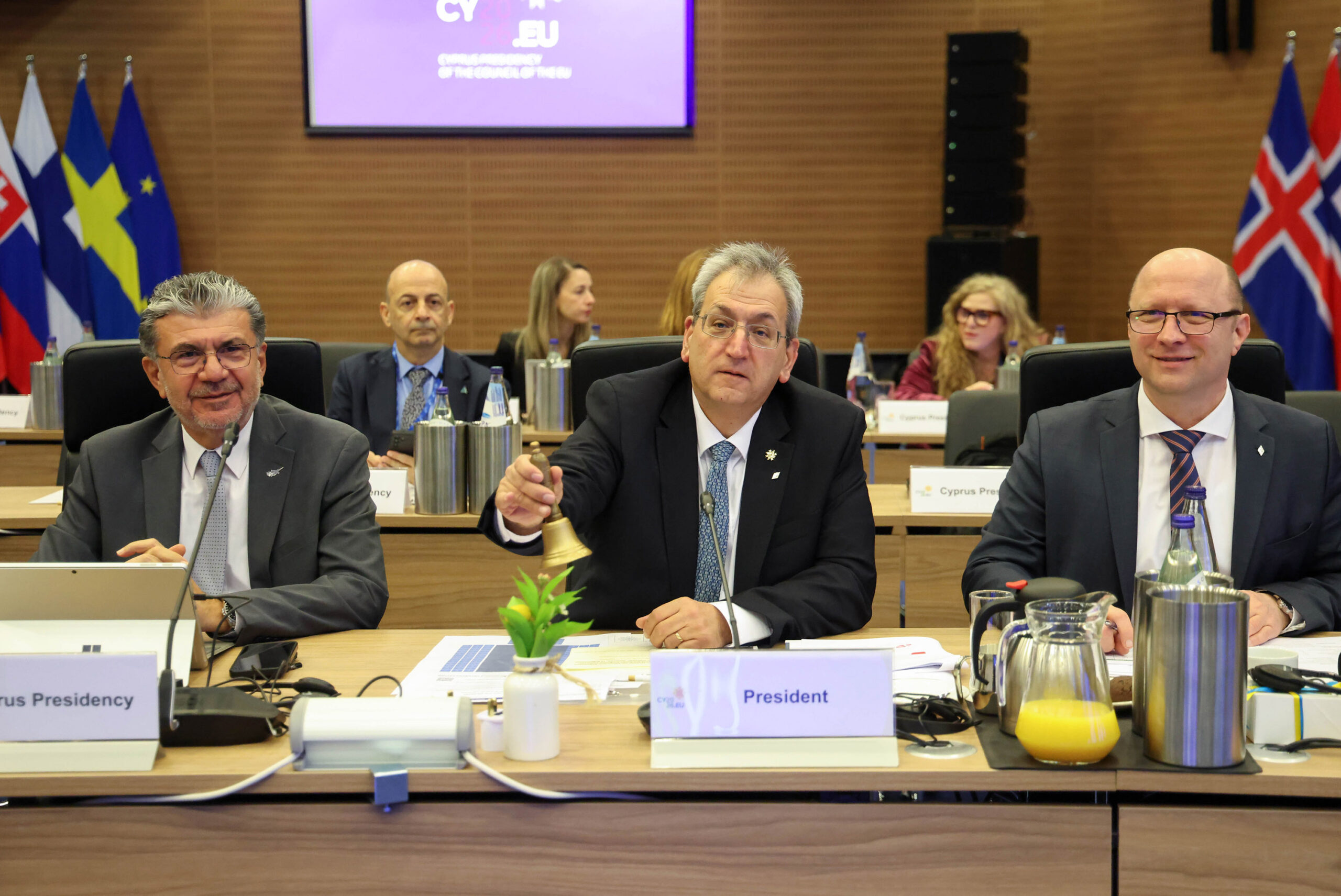 Ά&tau;&upsilon;&pi;&omicron; &Sigma;&upsilon;&mu;&beta;&omicron;ύ&lambda;&iota;&omicron; &Alpha;&pi;&alpha;&sigma;&chi;ό&lambda;&eta;&sigma;&eta;&sigmaf;: &Alpha;&nu;&tau;&alpha;&gamma;&omega;&nu;&iota;&sigma;&tau;&iota;&kappa;ή &alpha;&lambda;&lambda;ά &kappa;&omicron;&iota;&nu;&omega;&nu;&iota;&kappa;ά &delta;ί&kappa;&alpha;&iota;&eta; &Epsilon;&upsilon;&rho;ώ&pi;&eta;