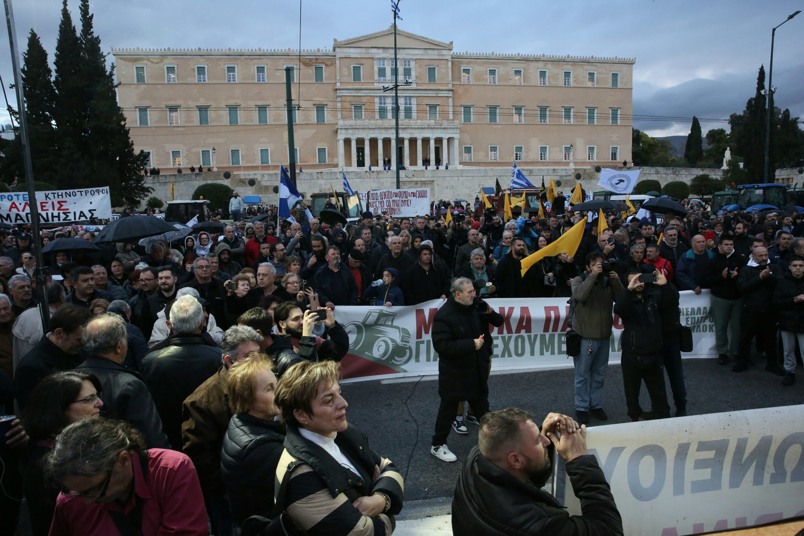Γέμισε τρακτέρ η πλατεία Συντάγματος (ΦΩΤΟ)