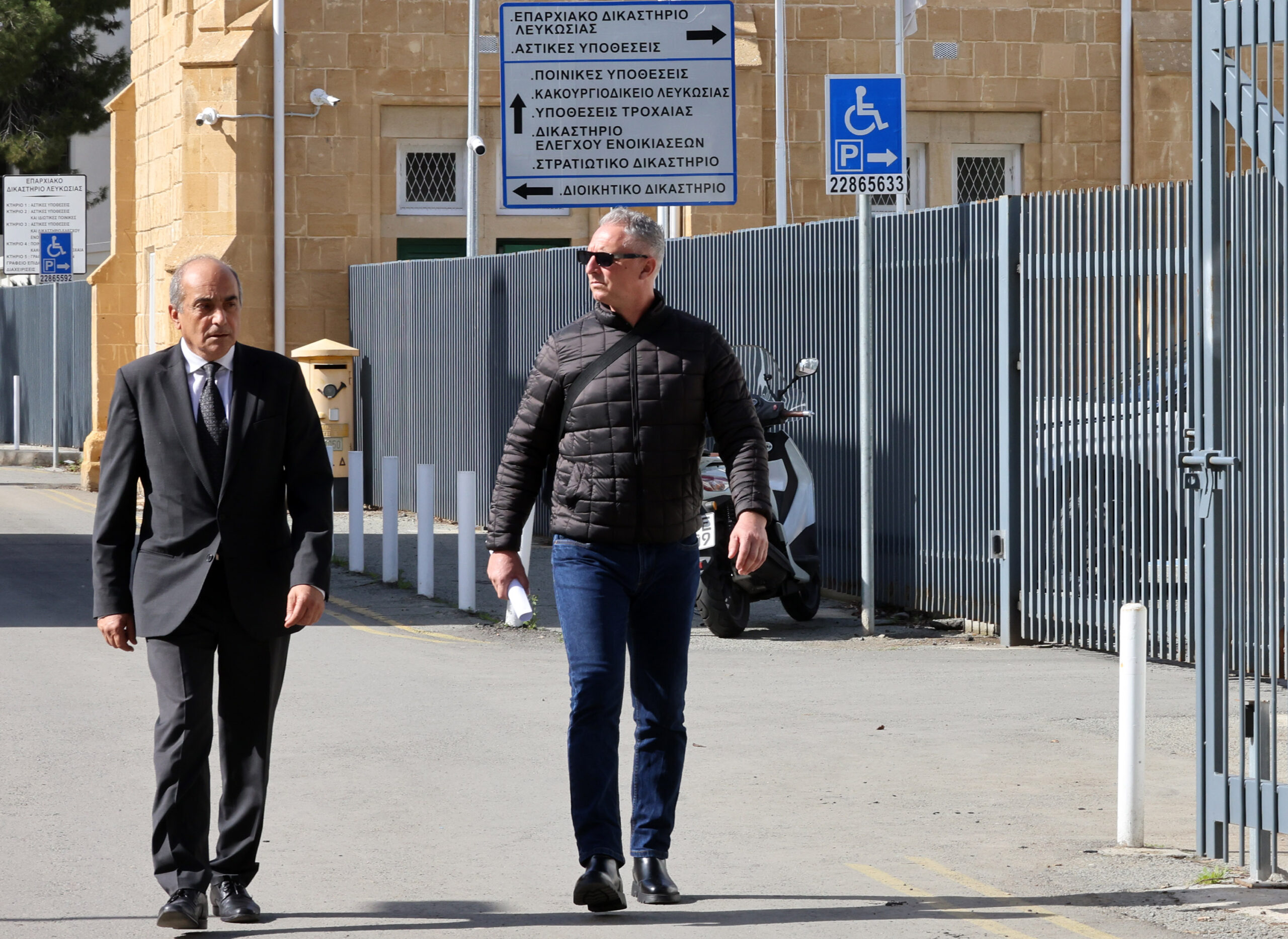 &Tau;&omicron; Al Jazeera, &omicron;&iota; &mu;ά&rho;&tau;&upsilon;&rho;&epsilon;&sigmaf; &kappa;&alpha;&iota; &omicron;&iota; &alpha;&pi;&epsilon;&iota;&lambda;έ&sigmaf;: &Tau;&alpha; &nu;&omicron;&mu;&iota;&kappa;ά &sigma;&phi;ά&lambda;&mu;&alpha;&tau;&alpha; &pi;&omicron;&upsilon; &epsilon;&nu;&tau;&omicron;&pi;ί&zeta;&omicron;&nu;&tau;&alpha;&iota; &sigma;&tau;&eta;&nu; &alpha;&theta;ώ&omega;&sigma;&eta; &Sigma;&upsilon;&lambda;&lambda;&omicron;ύ&rho;&eta;-&Tau;&zeta;&iota;&omicron;&beta;ά&nu;&eta;