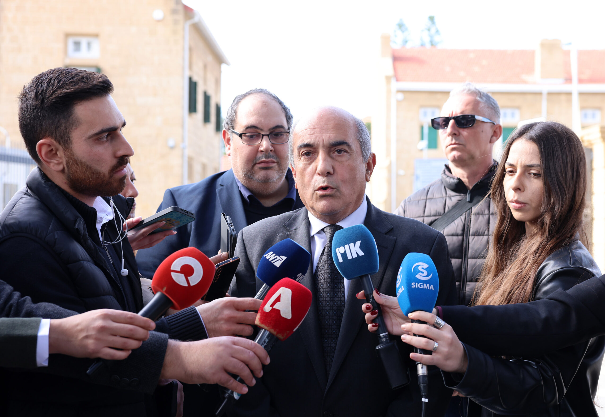 &Alpha;&theta;ώ&omega;&sigma;&eta; &Sigma;&upsilon;&lambda;&lambda;&omicron;ύ&rho;&eta;-&Tau;&zeta;&iota;&omicron;&beta;ά&nu;&eta;: &Tau;&omicron; &sigma;&kappa;&epsilon;&pi;&tau;&iota;&kappa;ό &tau;&eta;&sigmaf; &Delta;&iota;&kappa;&alpha;&sigma;&tau;&omicron;ύ &pi;&omicron;&upsilon; &delta;&iota;&alpha;&phi;ώ&nu;&eta;&sigma;&epsilon; &mu;&epsilon; &tau;&eta;&nu; &alpha;&pi;ό&phi;&alpha;&sigma;&eta; &tau;&omicron;&upsilon; &Kappa;&alpha;&kappa;&omicron;&upsilon;&rho;&gamma;&iota;&omicron;&delta;&iota;&kappa;&epsilon;ί&omicron;&upsilon;