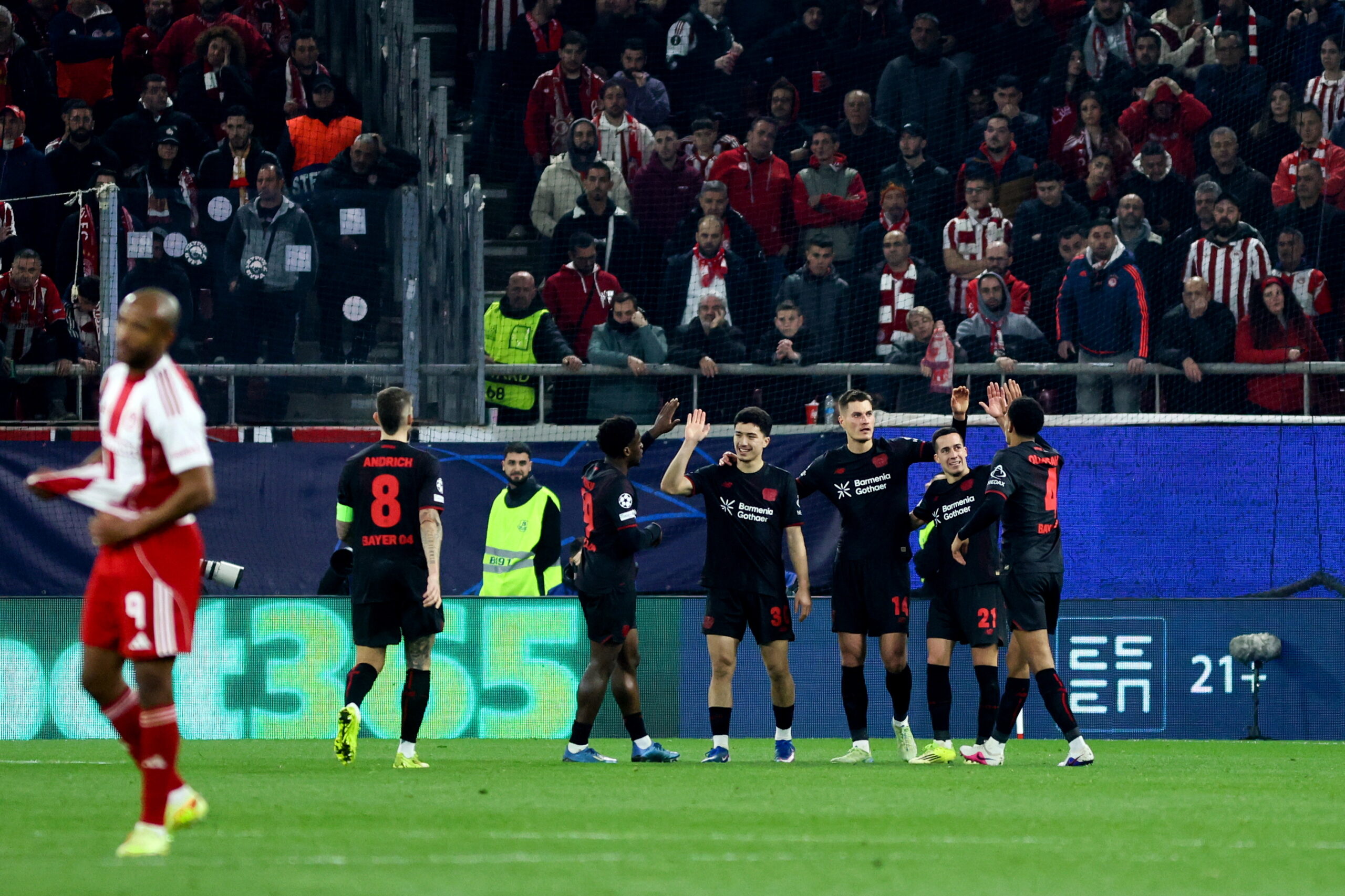 Ενέδωσε στις αδυναμίες του και ψάχνει «θαύμα» στη Γερμανία ο Ολυμπιακός