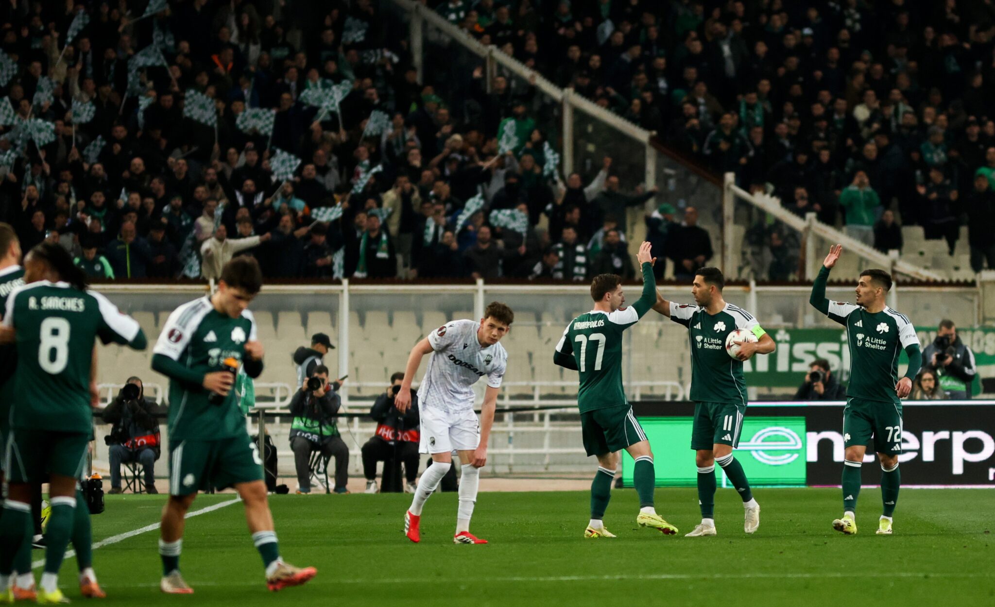 Σχεδόν ίδιος κόσμος για Παναθηναϊκό και ΠΑΟΚ στις μάχες των playoffs του Europa League