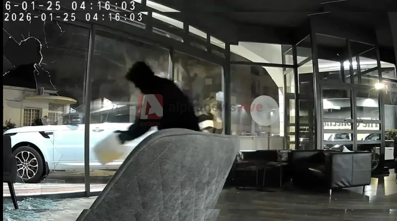 Με χειροπέδες 28χρονος για τον εμπρησμό σε κατάστημα πώλησης οχημάτων στη Λεμεσό (ΒΙΝΤΕΟ)