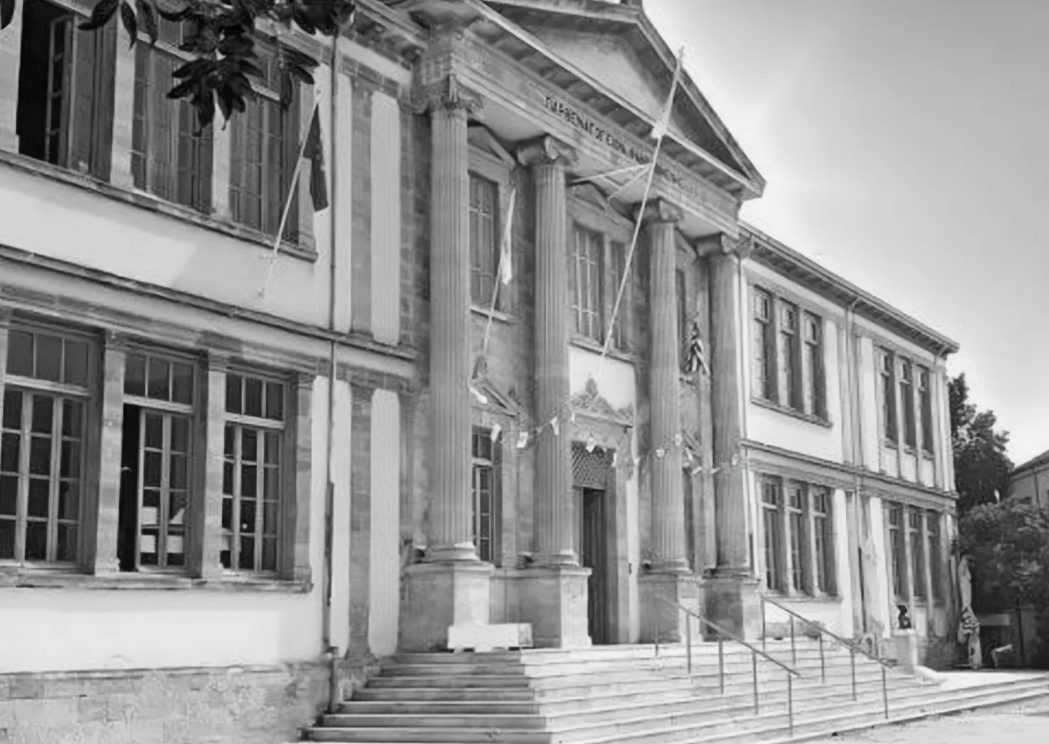 &Tau;&omicron; &Sigma;&chi;&omicron;&lambda;&epsilon;ί&omicron; &Phi;&alpha;&nu;&epsilon;&rho;&omega;&mu;έ&nu;&eta;&sigmaf;: ί&delta;&rho;&upsilon;&mu;&alpha;, &kappa;&tau;ή&rho;&iota;&omicron;, &mu;&nu;ή&mu;&eta;