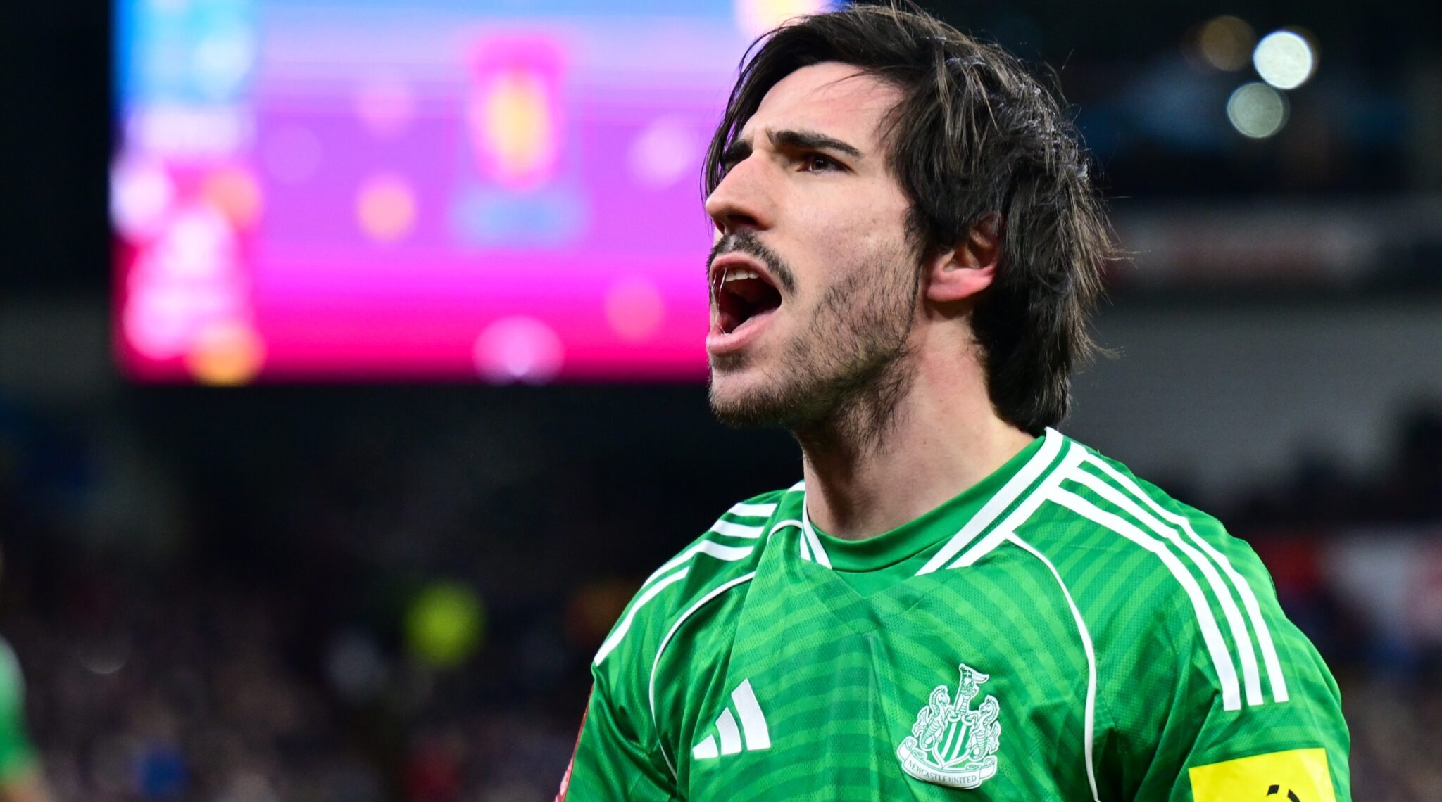 Πάρτι της Νιουκάστλ μέσα στο Βίλα Παρκ και με εμφατική 3άρα έφυγε για τους «16»