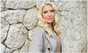 Ανησυχία για την Μενεγάκη: Οι φωτογραφίες με τον νάρθηκα στο χέρι & η απάντησή της