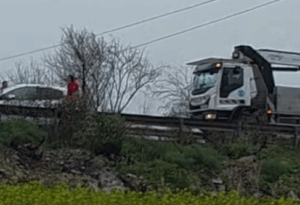 ΒΙΝΤΕΟ: Απανωτές βλάβες στο δίκτυο της ΑΗΚ λόγω ανέμων, έπεσαν πάσσαλοι