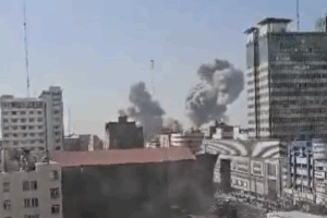 Τύμπανα πολέμου στη Μέση Ανατολή: Το Ισραήλ επιτίθεται στο Ιράν, εκρήξεις στην Τεχεράνη