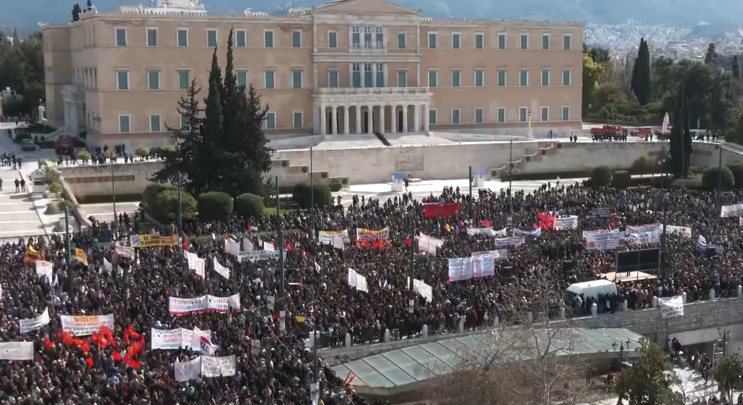 «Δεν ήταν ατύχημα, ήταν δολοφονία»: Χιλιάδες πολίτες στο Σύνταγμα για τα Τέμπη (ΒΙΝΤΕΟ)