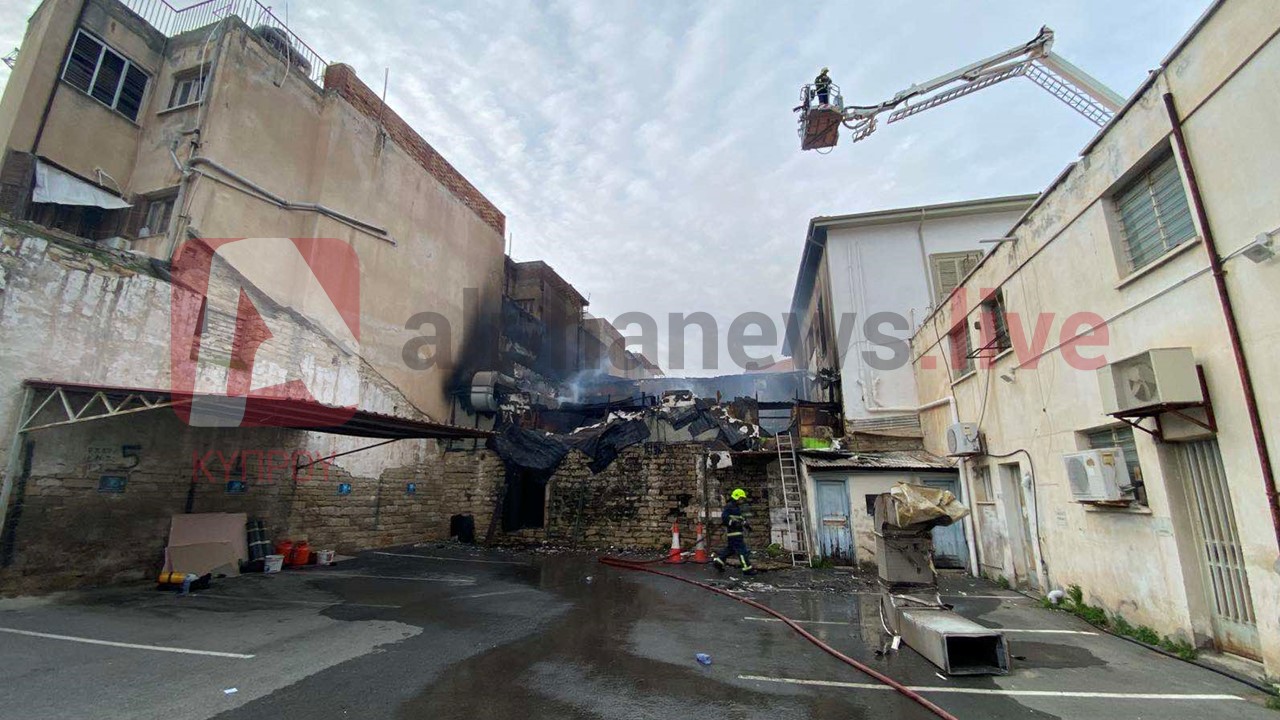 ΦΩΤΟ: Στάχτη και αποκαΐδια έγινε κτίριο στην καρδιά της Λεμεσού