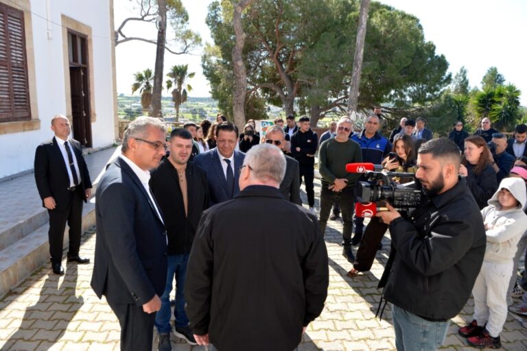 Ριζοκάρπασο: Επίσκεψη Τουφάν Έρχιουρμαν στα σχολεία των εγκλωβισμένων