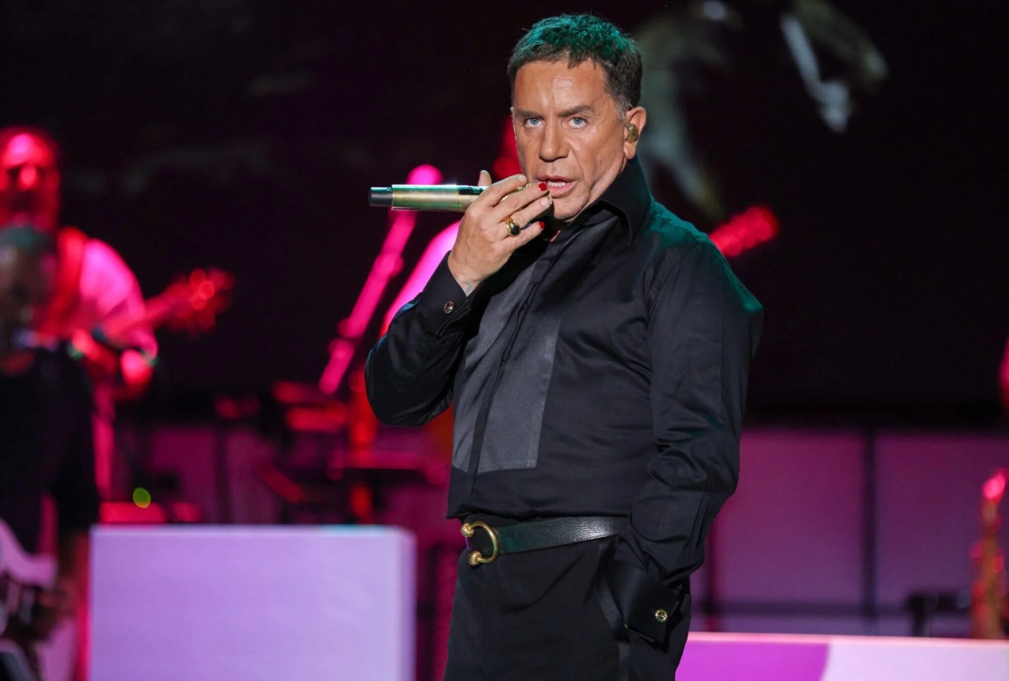 Γιώργος Μαζωνάκης: Εμφανίστηκε με μουστάκι στη σκηνή μετά την περιπέτεια της υγείας του (ΒΙΝΤΕΟ)