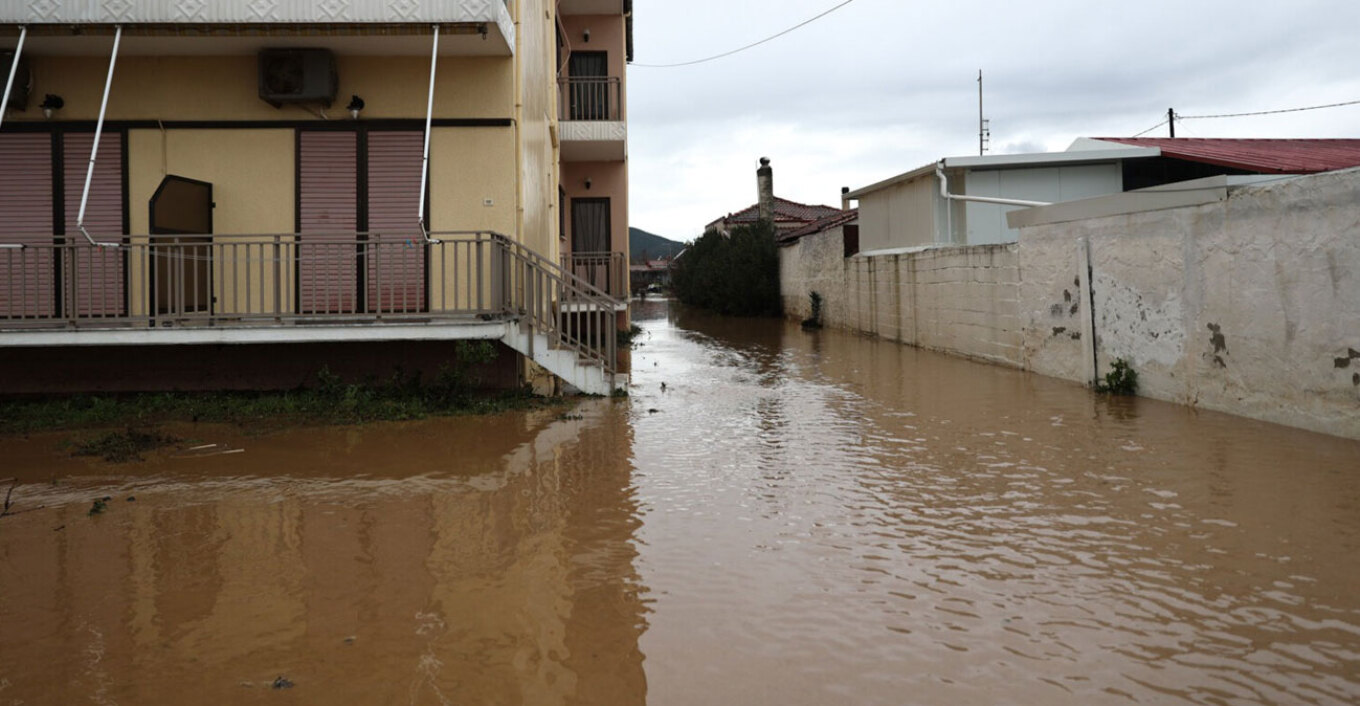 Εικόνες καταστροφής στη Λάρισα: Ποτάμια οι δρόμοι, η θάλασσα «μπήκε» στα καταστήματα