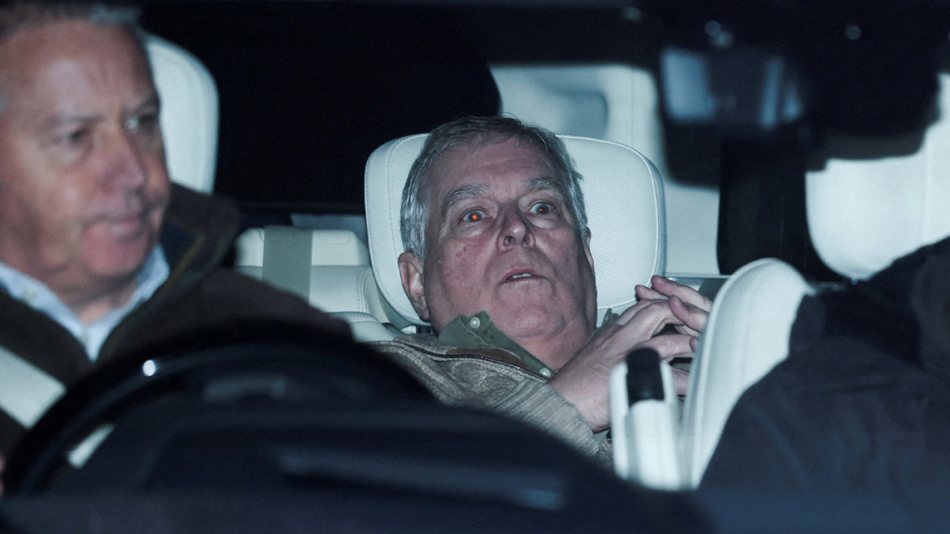 Αφέθηκε ελεύθερος ο Άντριου: Σοκαρισμένος έφυγε από το Τμήμα ο έκπτωτος πρίγκιπας (ΦΩΤΟ)