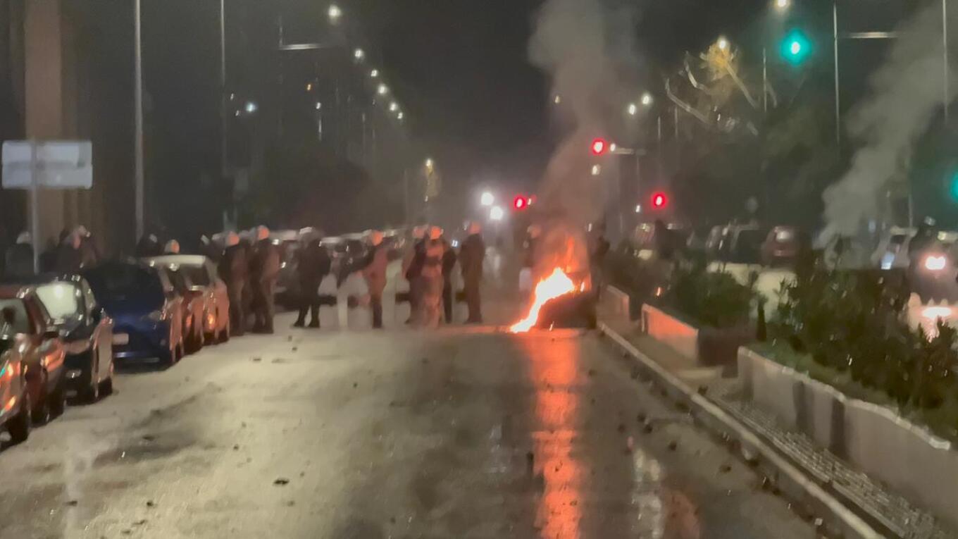 ΦΩΤΟ: Άγρια επεισόδια με μολότοφ έξω από το ΑΠΘ, στις 309 οι προσαγωγές