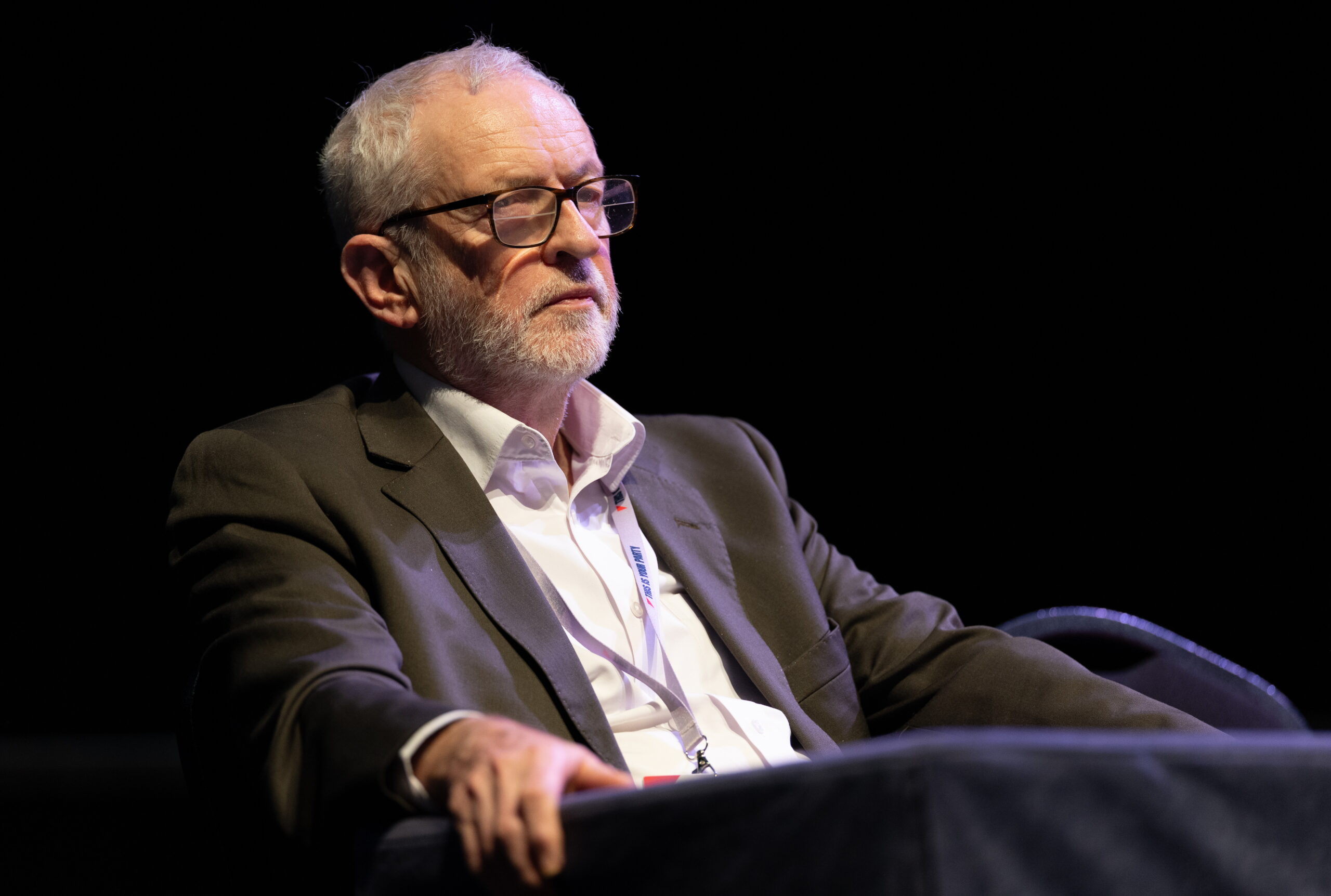 Βρετανός Βουλευτής: Το Ακρωτήρι ενδιάμεσος σταθμός για την παράδοση όπλων στο Ισραήλ