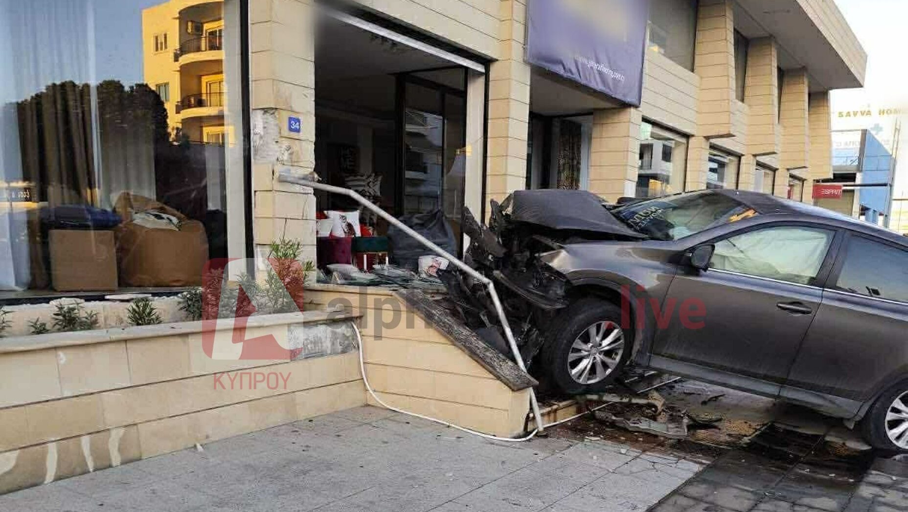 ΦΩΤΟ: Όχημα «κάρφωσε» στα σκαλιά καταστήματος στην Έγκωμη