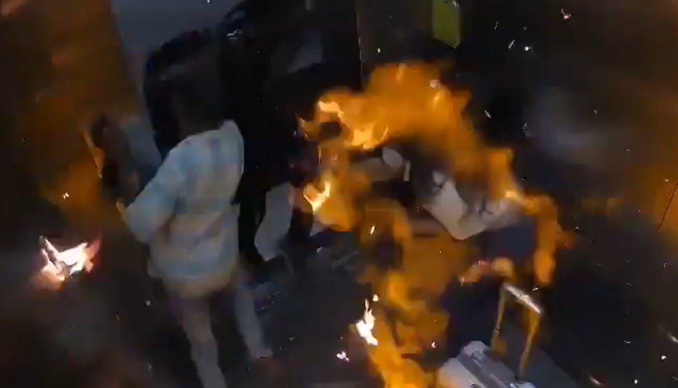 ΒΙΝΤΕΟ: Τρόμος στην Ινδία, μπαλόνια με αέριο εξερράγησαν και πήραν φωτιά μέσα σε ασανσέρ