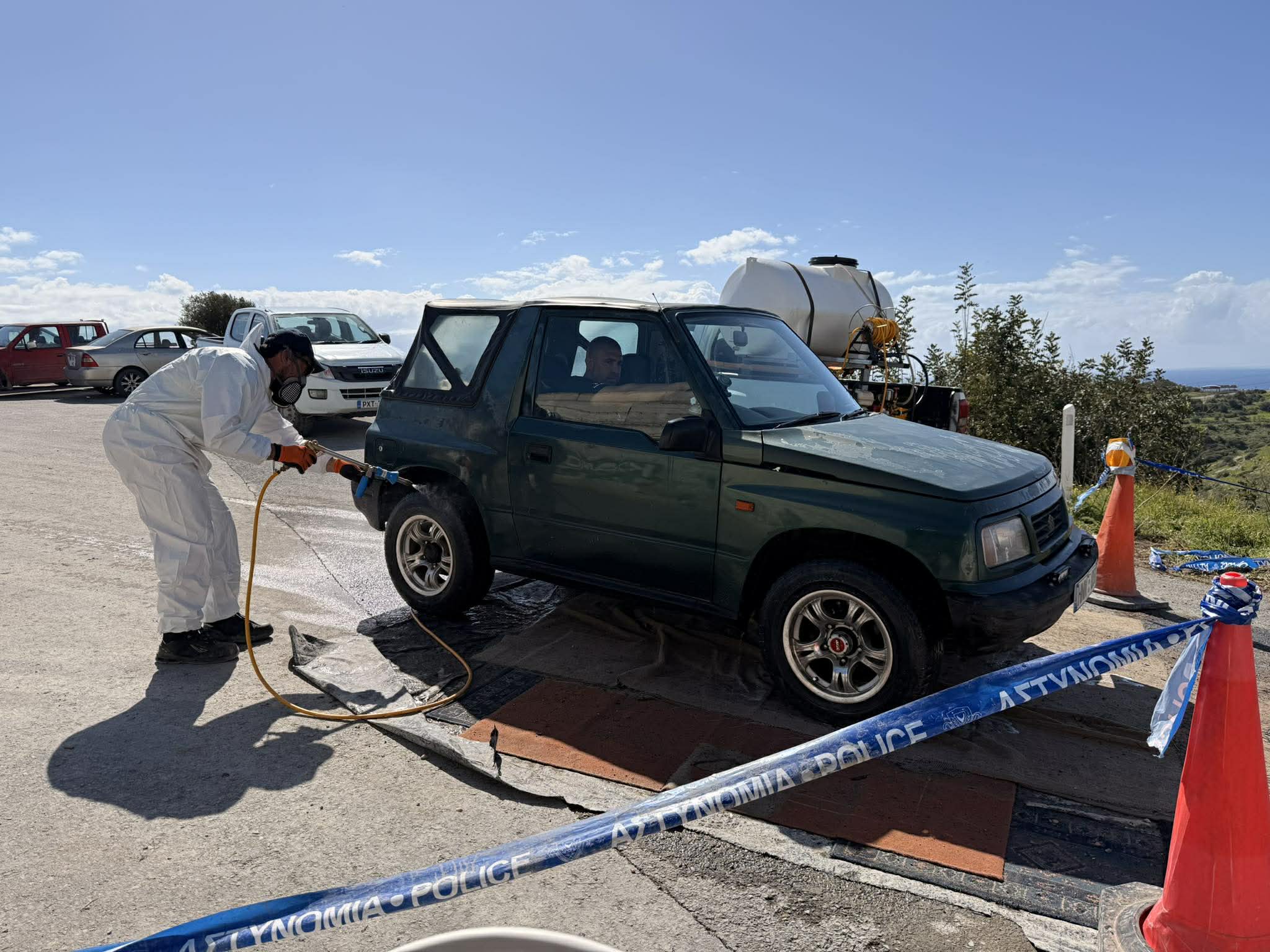 ΒΙΝΤΕΟ&ΦΩΤΟ: Ψεκάζουν και περιφρουρούν την κτηνοτροφική Επισκοπής από τον αφθώδη πυρετό