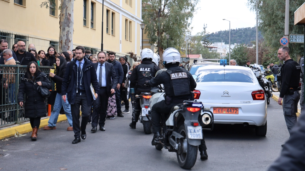 Εκκενώνονται τα δικαστήρια της Ευελπίδων έπειτα από τηλεφώνημα για βόμβα (ΦΩΤΟ)