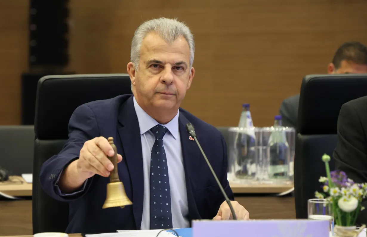 Ένας υπουργός… ειδικών αποστολών